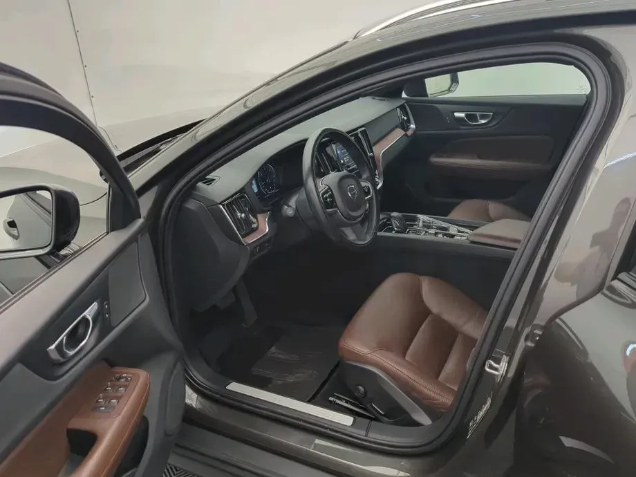 Volvo V60 B4 MHEV AT8 FWD Momentum Pro — imagine 4