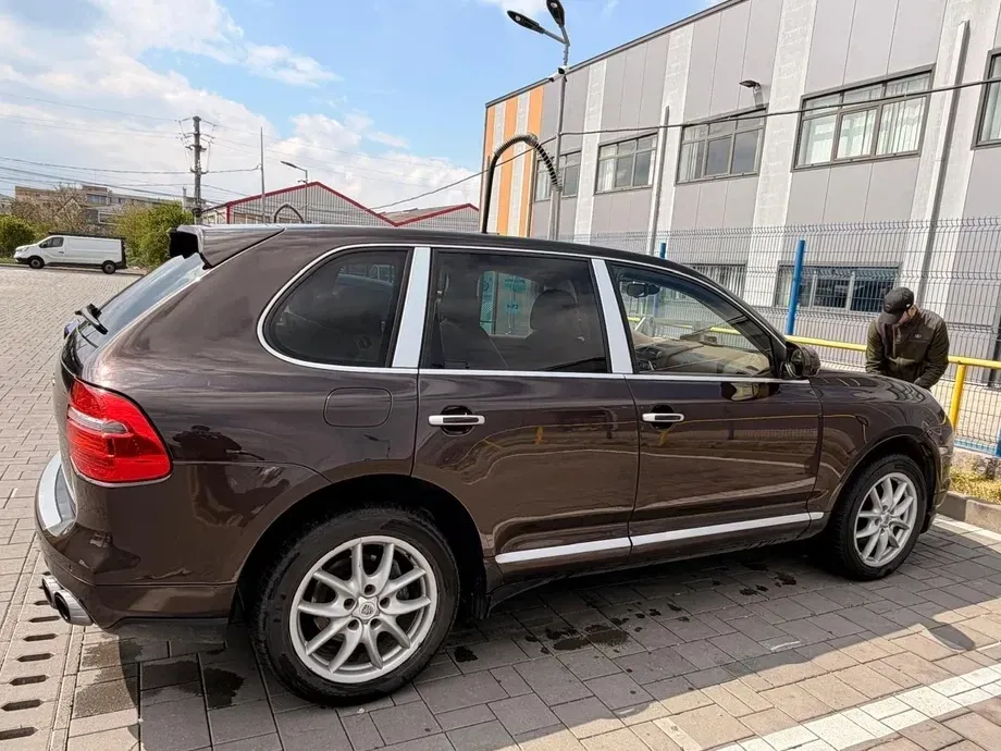 Porsche Cayenne — imagine 3