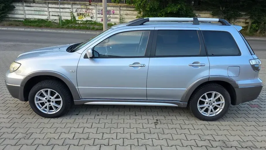 Mitsubishi Outlander — imagine 4