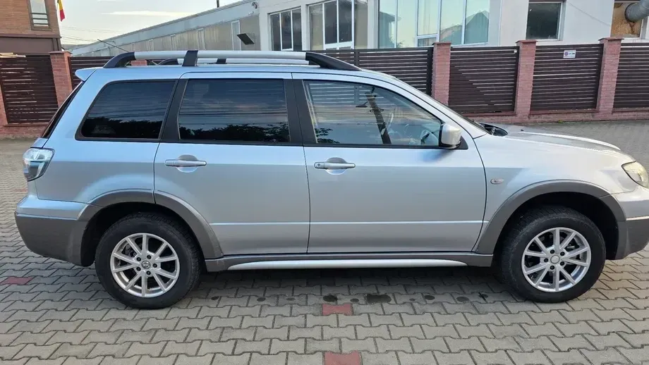 Mitsubishi Outlander — imagine 5