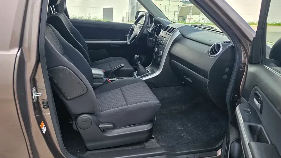 Suzuki Grand Vitara 1.9 DDiS Black&White DPF — imagine 5