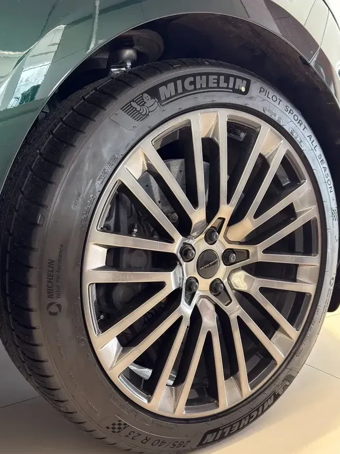Land Rover Range Rover Sport 4.4 V8 P635 MHEV SV Carbon — imagine 4