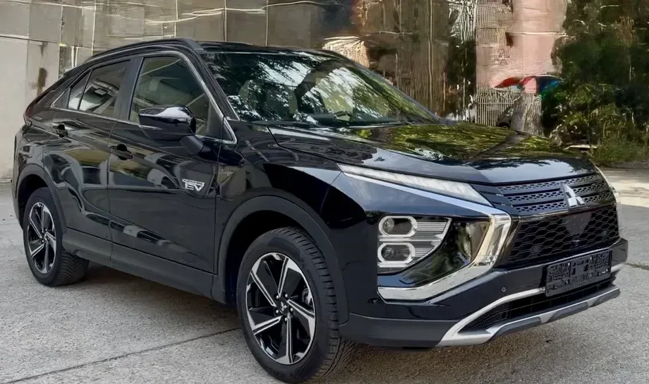 Mitsubishi Eclipse Cross PHEV Intense+ Black — imagine 3