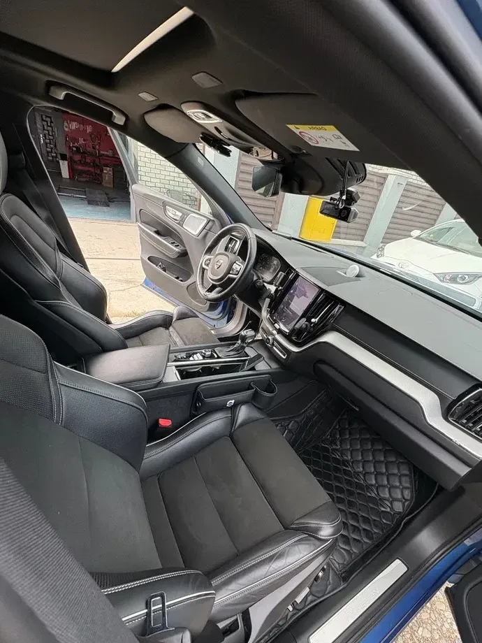 Volvo XC 60 II D5 AWD R-Design — imagine 2