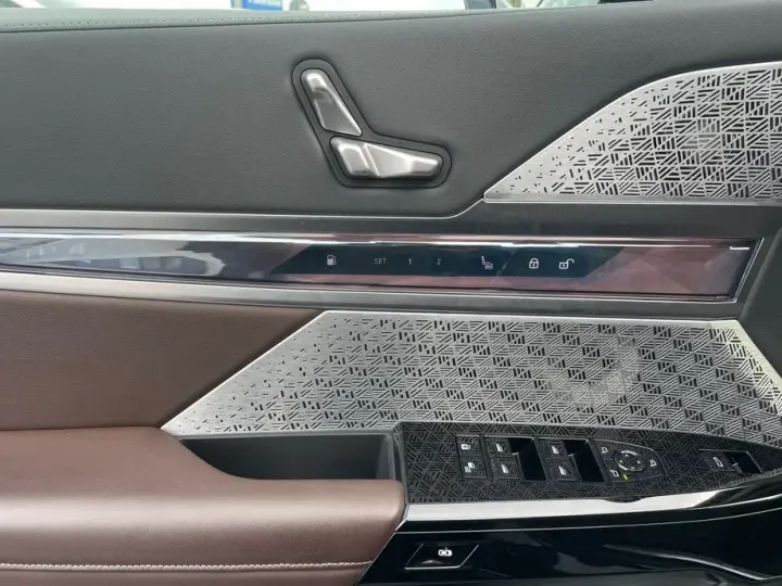 BMW M7 M760e xDrive AT PHEV