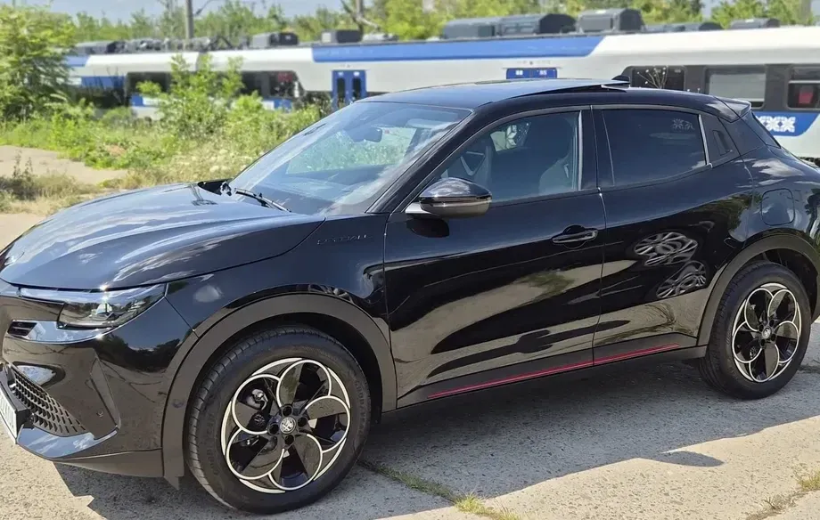 Alfa Romeo Junior 1.2 FWD eDCT6 MHEV Ibrida Speciale — imagine 3