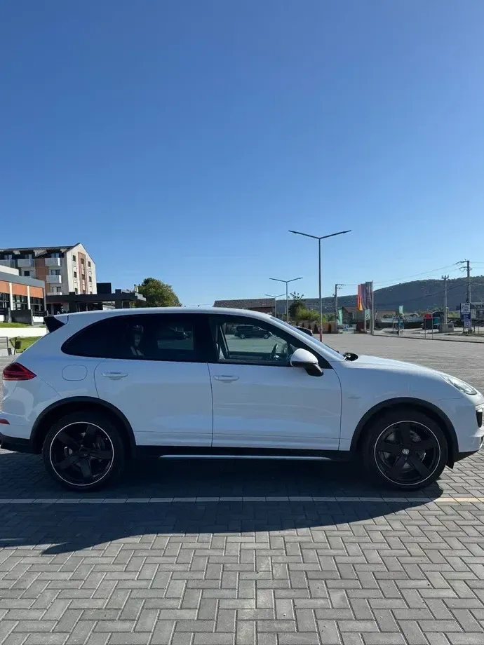 Porsche Cayenne — imagine 3