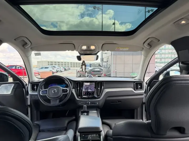 Volvo XC 60 B4 MHEV AWD R-Design