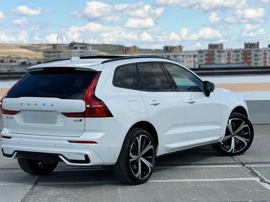 Volvo XC 60 B4 MHEV AWD R-Design — imagine 4