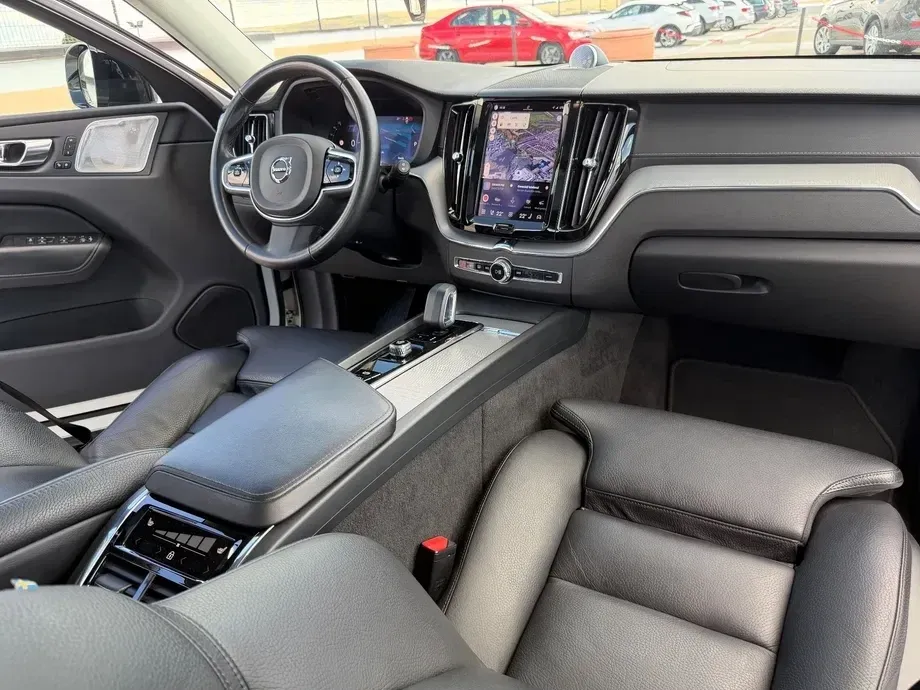 Volvo XC 60 B4 MHEV AWD R-Design — imagine 6