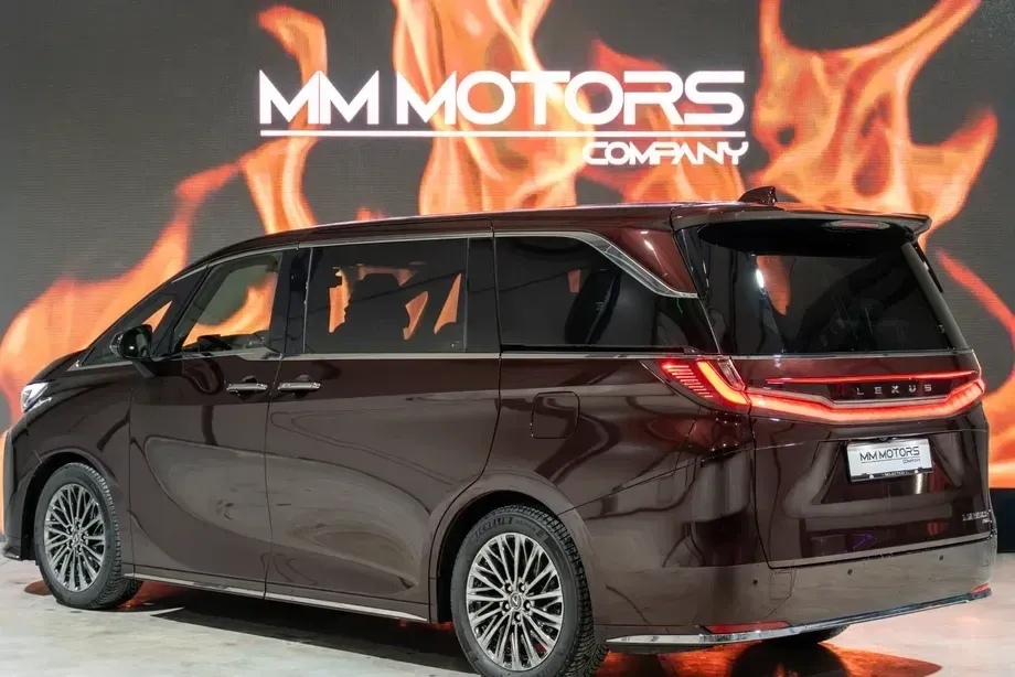 Lexus LM 350h Luxury — imagine 3