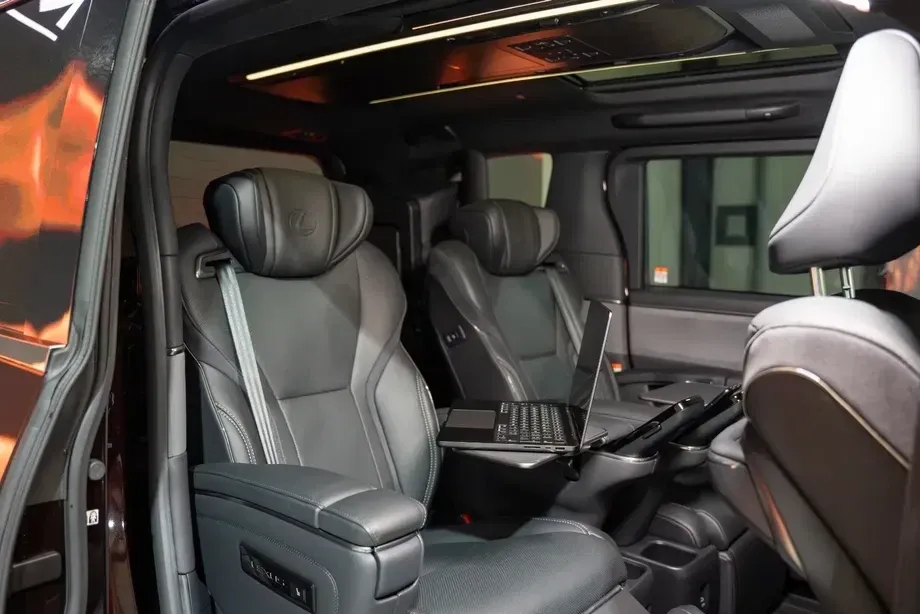 Lexus LM 350h Luxury — imagine 2