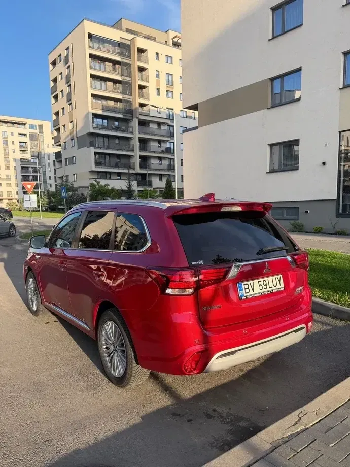Mitsubishi Outlander III PHEV 2.4 L 4X4 Instyle+ — imagine 5