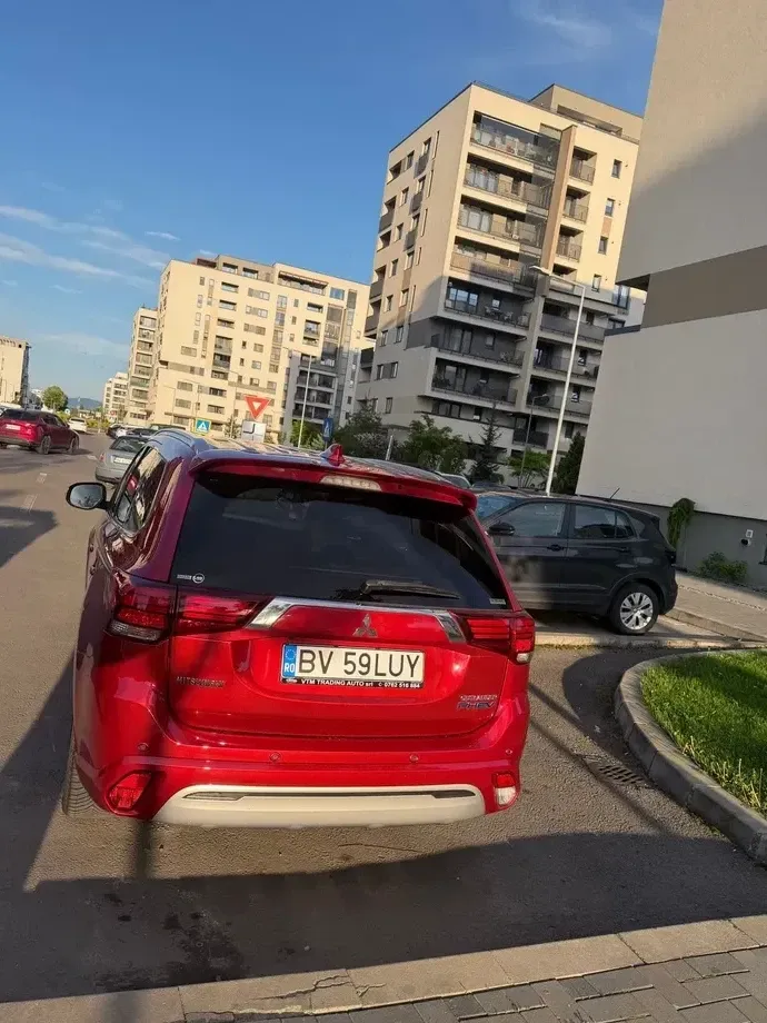 Mitsubishi Outlander III PHEV 2.4 L 4X4 Instyle+ — imagine 4