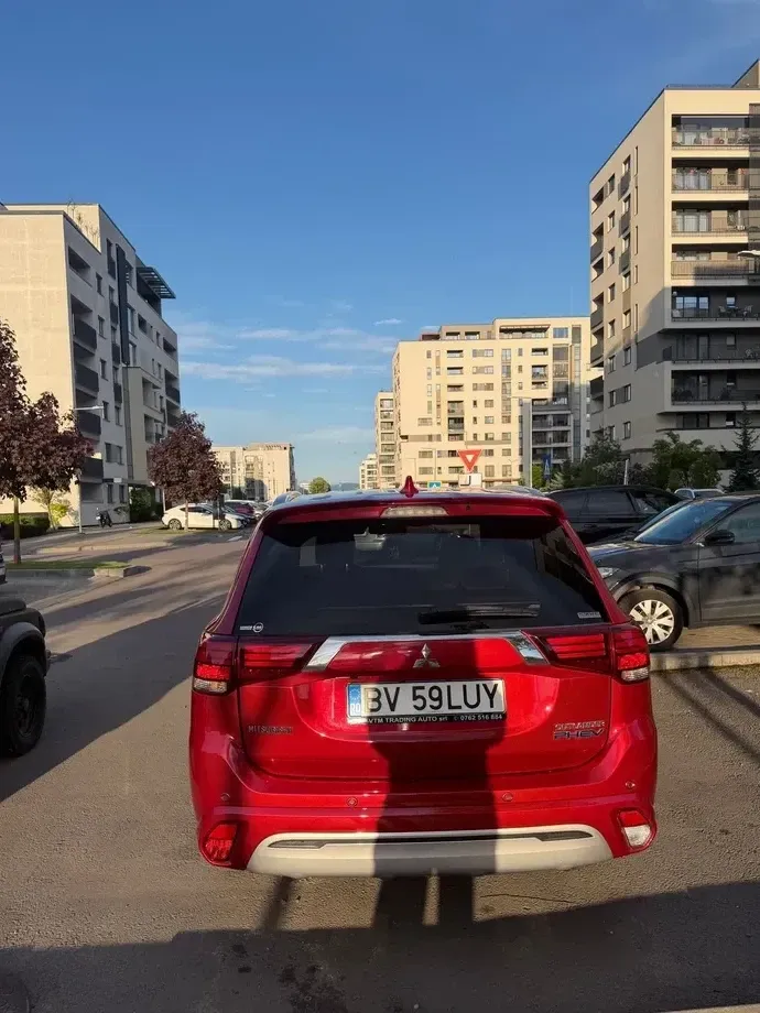 Mitsubishi Outlander III PHEV 2.4 L 4X4 Instyle+ — imagine 3