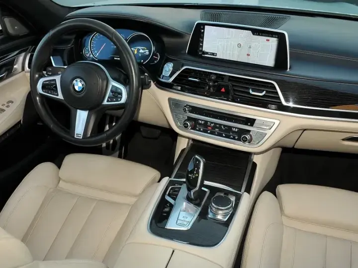 BMW Seria 7 G70 740i