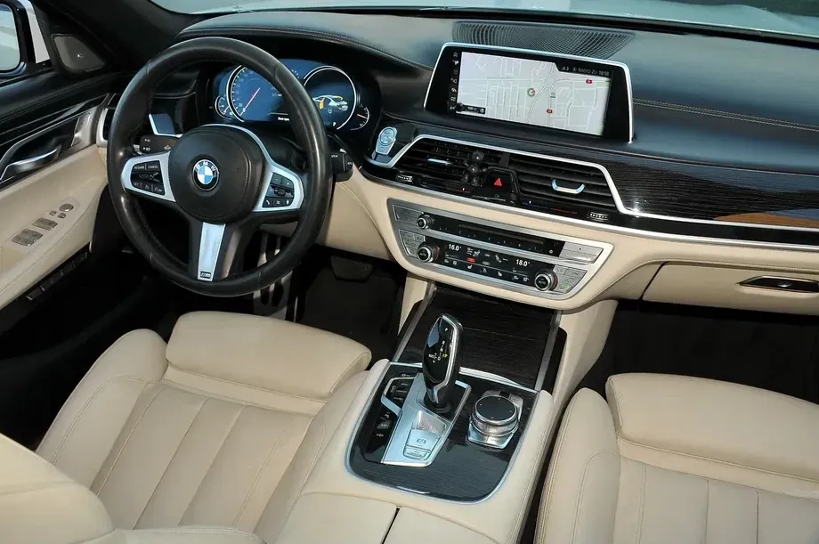 BMW Seria 7 G70 740i — imagine 4