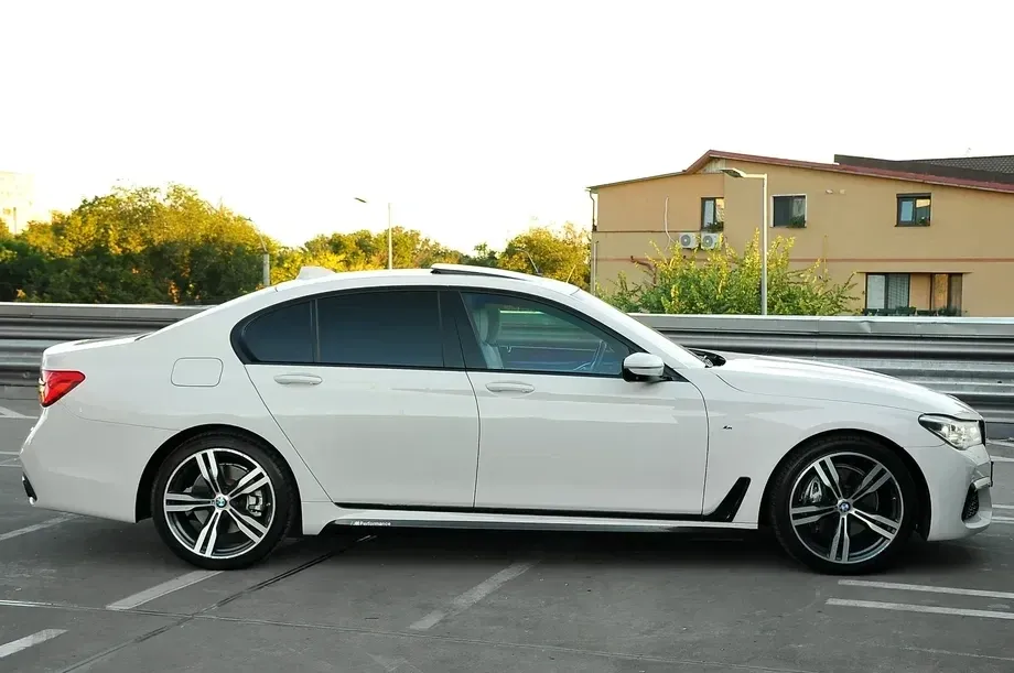 BMW Seria 7 G70 740i — imagine 3