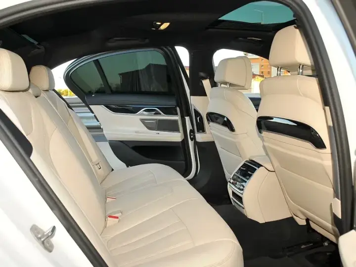 BMW Seria 7 G70 740i