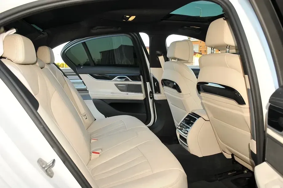 BMW Seria 7 G70 740i — imagine 5