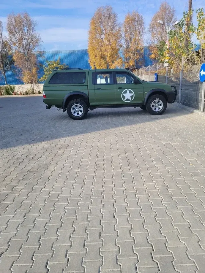 Mitsubishi L200 Pick Up 4x4 Invite — imagine 5