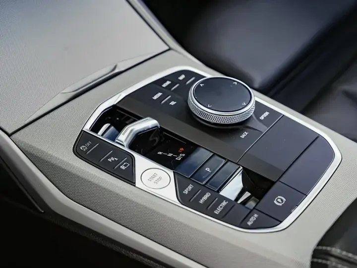BMW Seria 3 330e Aut. Sport Line
