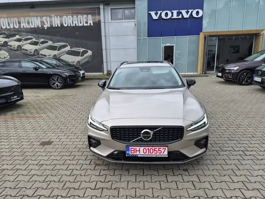 Volvo V60 II B4 MHEV AT Plus Dark — imagine 3