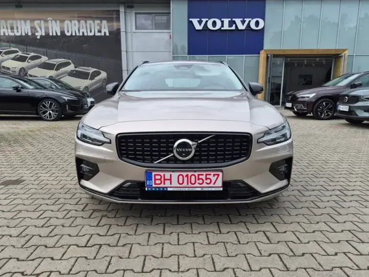 Volvo V60 II B4 MHEV AT Plus Dark