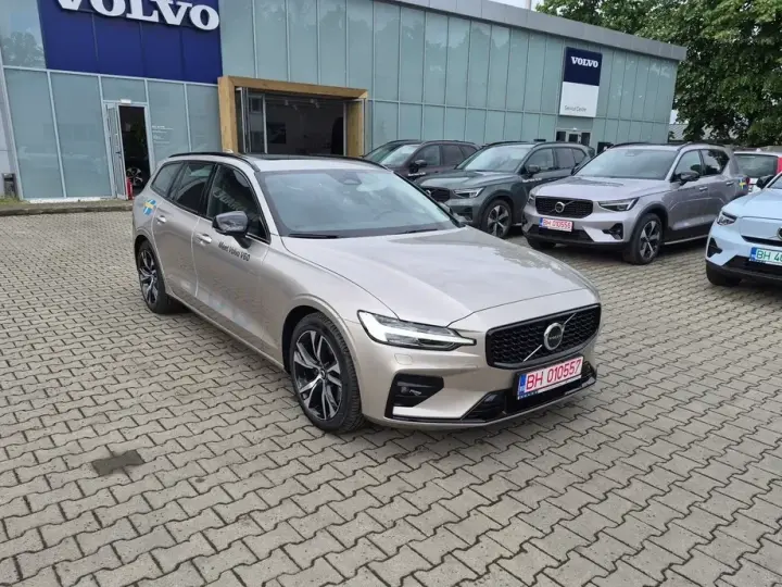 Volvo V60 II B4 MHEV AT Plus Dark
