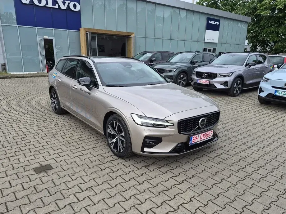 Volvo V60 II B4 MHEV AT Plus Dark — imagine 5