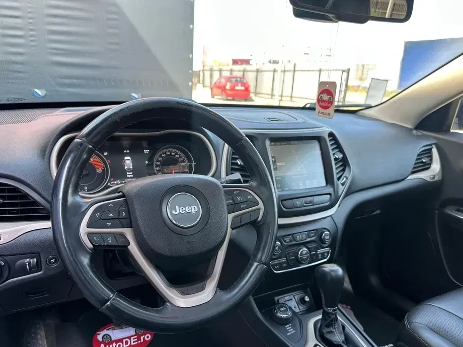 Jeep Cherokee — imagine 5