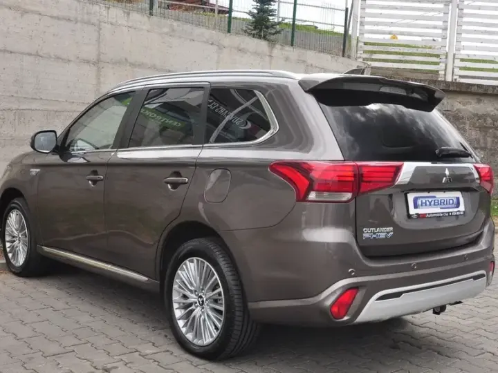 Mitsubishi Outlander III PHEV 2.4 L 4X4 Instyle