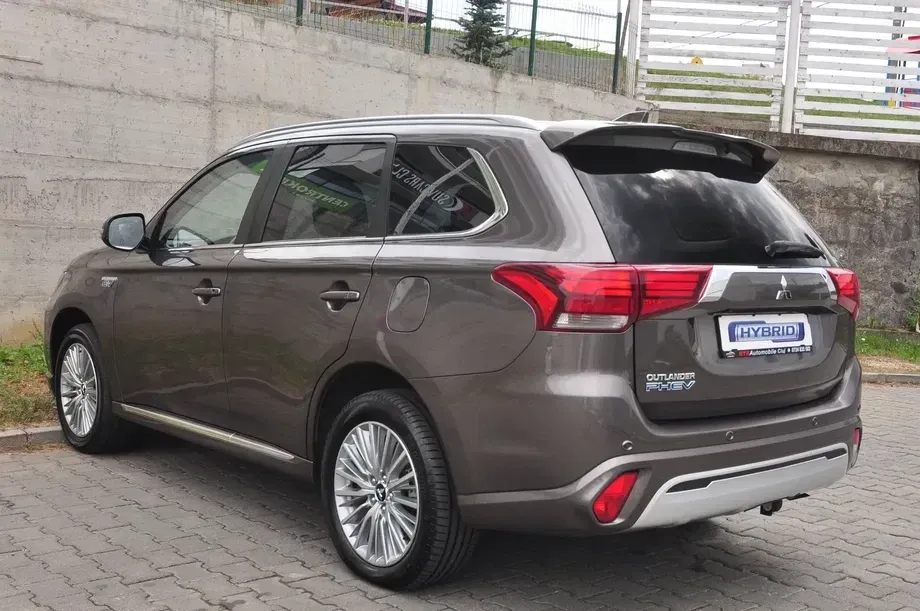 Mitsubishi Outlander III PHEV 2.4 L 4X4 Instyle — imagine 3