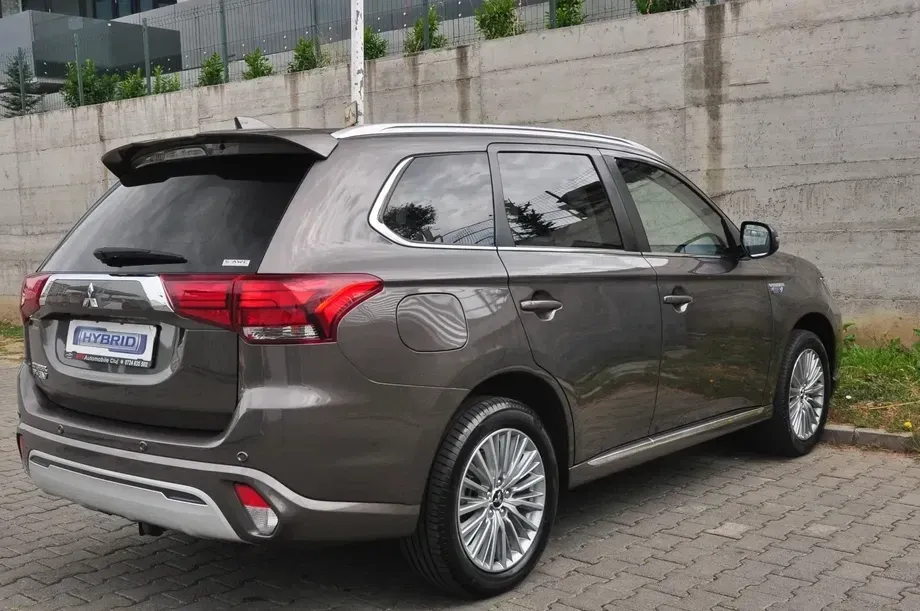 Mitsubishi Outlander III PHEV 2.4 L 4X4 Instyle — imagine 4