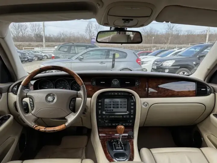 Jaguar XJ
