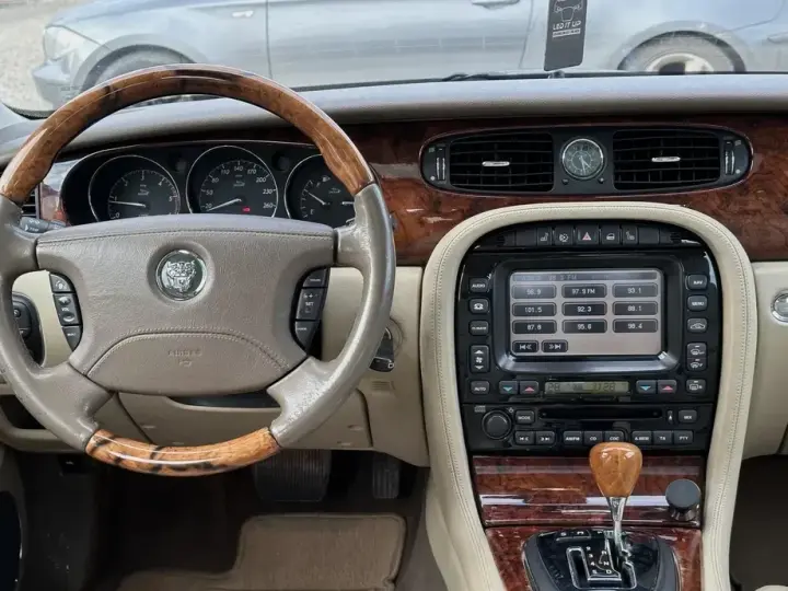 Jaguar XJ