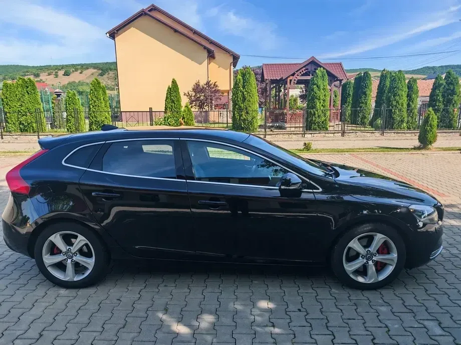 Volvo V40 D4 Momentum — imagine 2