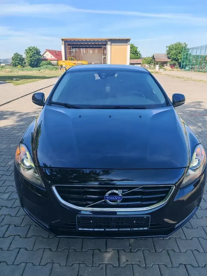 Volvo V40 D4 Momentum — imagine 4