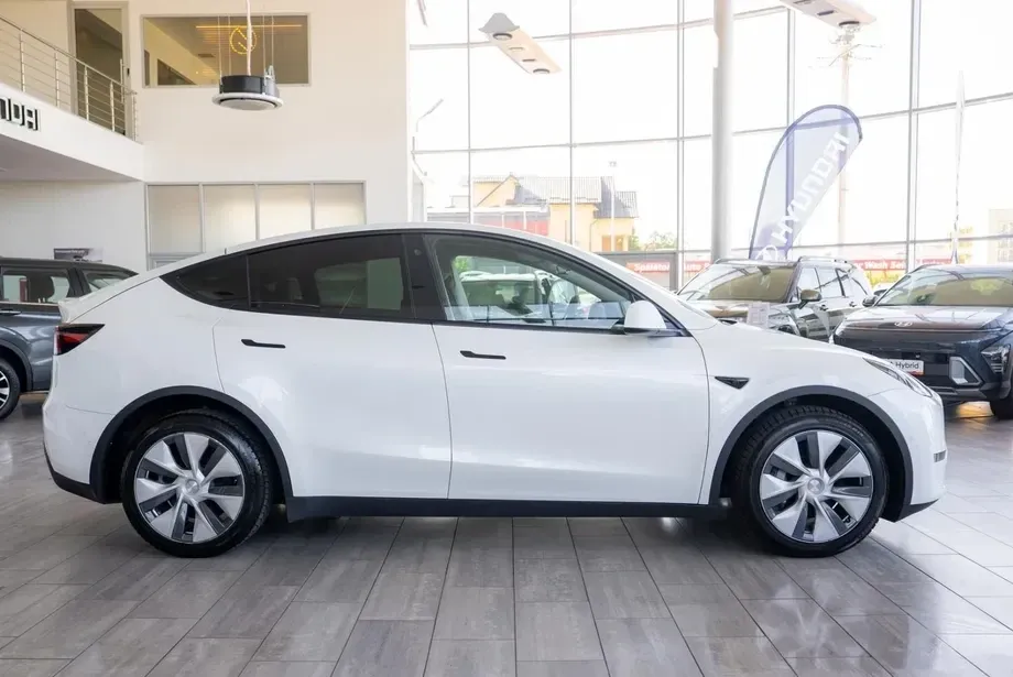 Tesla Model Y — imagine 6
