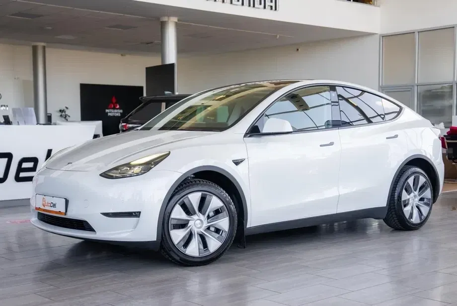 Tesla Model Y — imagine 3