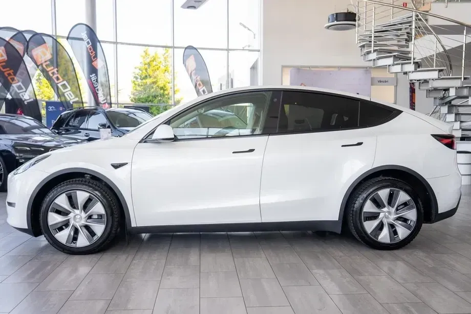 Tesla Model Y — imagine 5