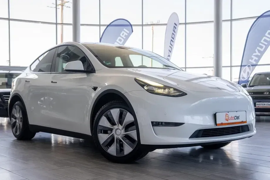 Tesla Model Y — imagine 4