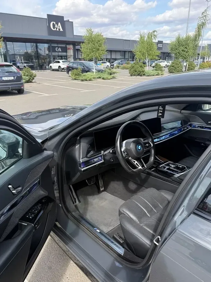 BMW Seria 7 G70 750e xDrive — imagine 4