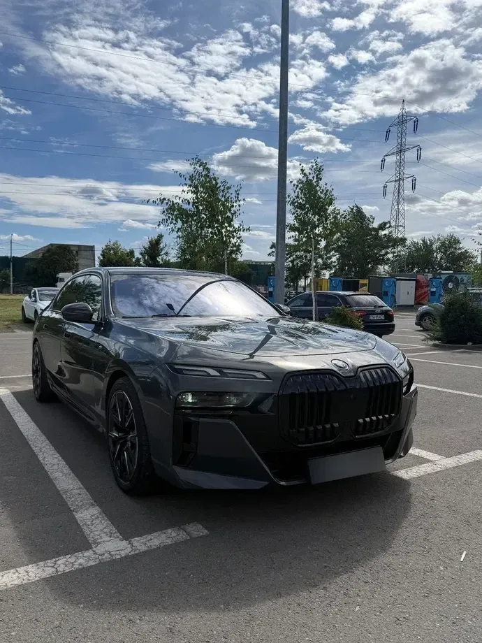 BMW Seria 7 G70 750e xDrive — imagine 2