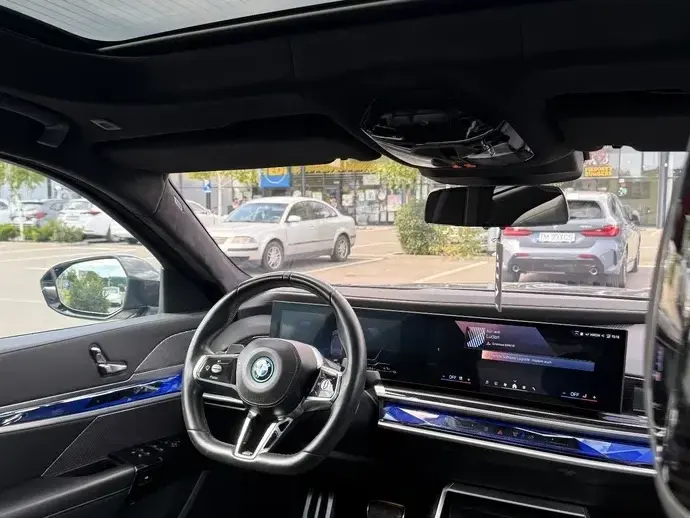 BMW Seria 7 G70 750e xDrive