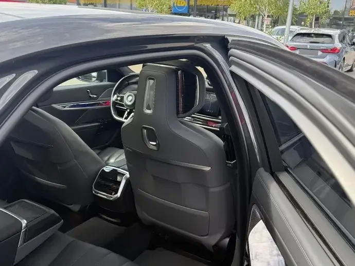 BMW Seria 7 G70 750e xDrive