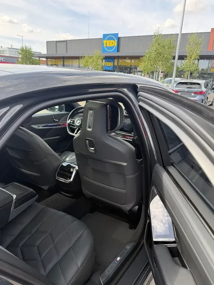 BMW Seria 7 G70 750e xDrive — imagine 5