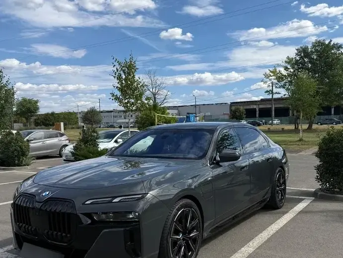 BMW Seria 7 G70 750e xDrive