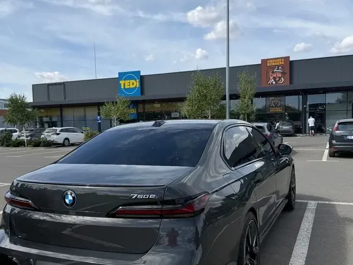 BMW Seria 7 G70 750e xDrive