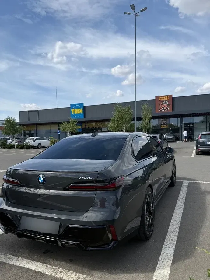 BMW Seria 7 G70 750e xDrive — imagine 3